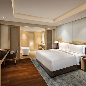 Executive Suite Club Lounge Access Cocktail Hours from 6PM 8PM 1-way Airport Transfer 1 King Bed